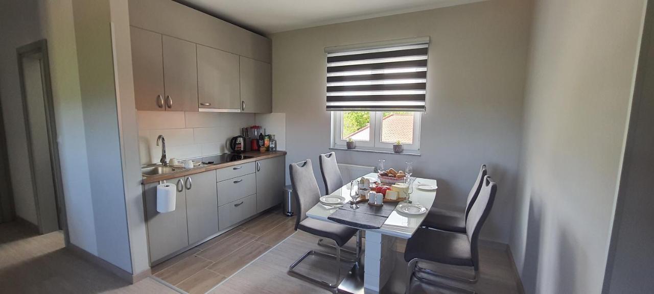 Apartmani Fenestra Tesla I Faust Otočac Exteriör bild