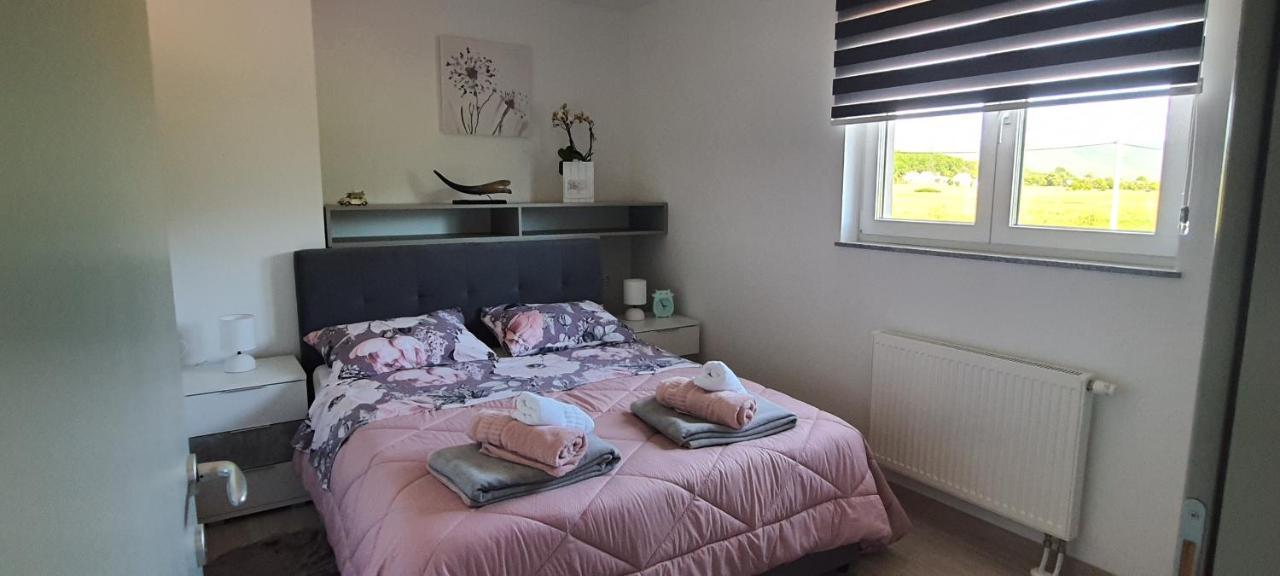 Apartmani Fenestra Tesla I Faust Otočac Exteriör bild