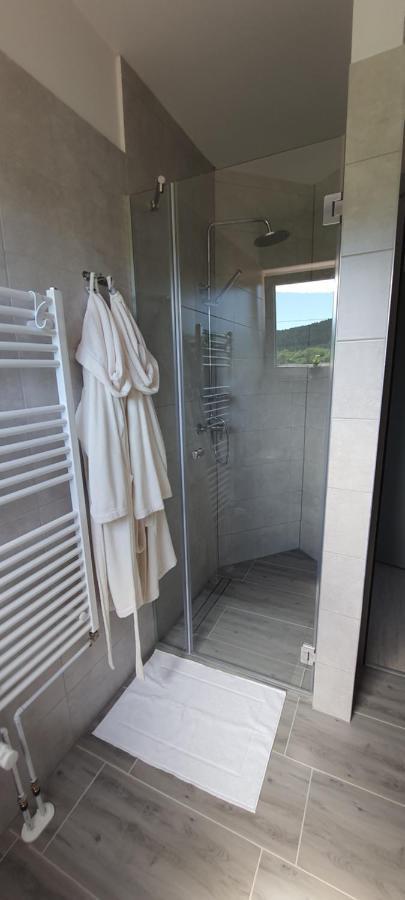Apartmani Fenestra Tesla I Faust Otočac Exteriör bild