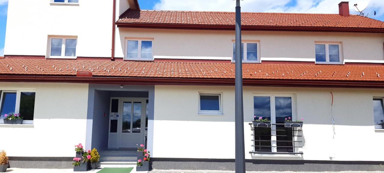 Apartmani Fenestra Tesla I Faust Otočac Exteriör bild